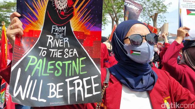 Pendemo IMM aksi bela Palestina di Kantor Konjen AS Surabaya.