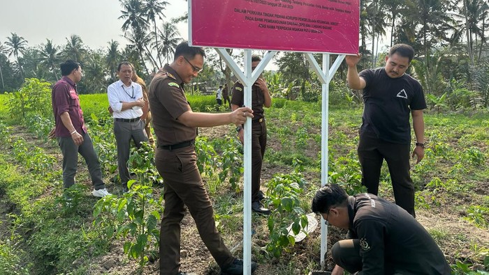 Kejari Badung menyita tanah di Desa Pejeng, Gianyar, Bali, Senin (6/11/2023). Penyitaan itu terkait kasus kredif fiktif BPD Bali.