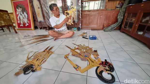 Suyono ketika fokus mengerjakan wayang kulit di Kampung Pucung, Kalurahan Wukirsari, Kapanewon Imogiri, Kabupaten Bantul, Selasa (7/11/2023).