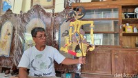 Penjualan wayang di Pucung sudah sampai luar negeri. Jadi mungkin bisa dikatakan 40 persen luar negeri dan 60 persen dalam negeri. Sistem jualannya kebanyakan offline, karena biar pembeli bisa tahu langsung kualitasnya, kalau online biasanya hanya untuk wayang kualitas yang kasar-kasar itu, kata Suyono. Foto: Pradito Rida Pertana/detikJogja 