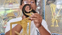 Untuk menyelesaikan satu set wayang dengan jumlah 200 tokoh pewayangan memakan waktu sekitar tiga bulan. Kalau untuk membuat satu gunungan itu bisa memakan waktu sekitar 20 hari, karena itu masuk kualitas halus. Karena kita memiliki 3 kategori kualitas, mulai kasar, sedang dan halus, ucapnya. Foto: Pradito Rida Pertana/detikJogja