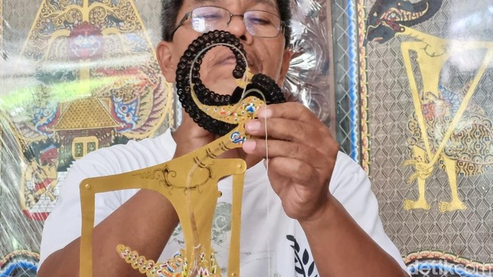 Perajin wayang kulit di Pucung, Kalurahan Wukirsari, Kapanewon Imogiri, Kabupaten Bantul, Suyono, Selasa (7/11/2023). Perajin wayang kulit di Pucung, Kalurahan Wukirsari, Kapanewon Imogiri, Kabupaten Bantul, Suyono, Selasa (7/11/2023).