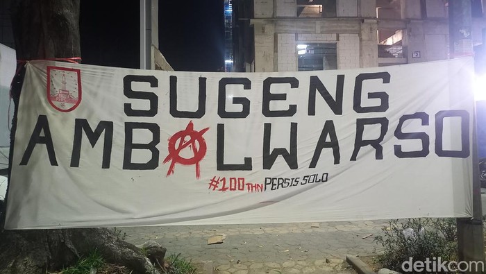Spanduk ucapan 1 abad Persis Solo di Jalan Slamat Riyadi, Kota Solo, Selasa (7/11/2023).