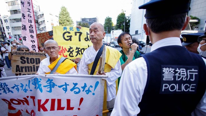 Pertemuan Menlu G7 di Tokyo Diwarnai Aksi Pro-Palestina Hari pertama pertemuan Menteri Luar Negeri G7 di Tokyo, Jepang diwarnai aksi demonstrasi pro Palestina. Mereka membentangkan berbagai spanduk.
