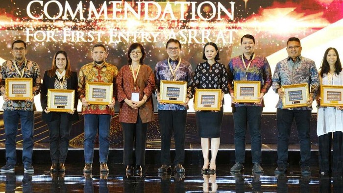 Peruri Raih Peringkat Emas di Ajang ASSRAT 2023 Asia Sustainability Report Rating (ASRRAT) sukses digelar pada Senin, 6 November 2023 di Hotel Raffles Jakarta. Peruri meraih peringkat Gold/Emas dalam ajang itu.