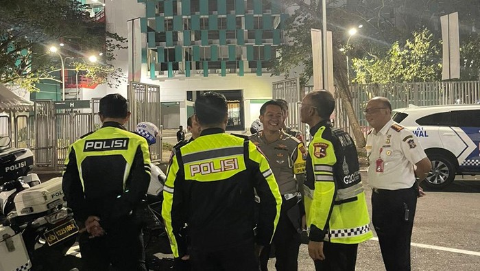 Petugas gabungan mengecek lokasi parkir di Stadion GBT