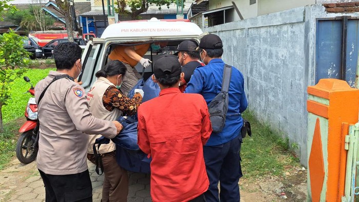 Petugas mengevakuasi korban tewas dalam kebakaran di Purwokerto, Selasa (7/11/2023).