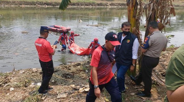 Petugas PPSU Temukan mayat pria mengambang saat membersihkan sampah di Kali BKT, Cakung, Jakarta Timur.