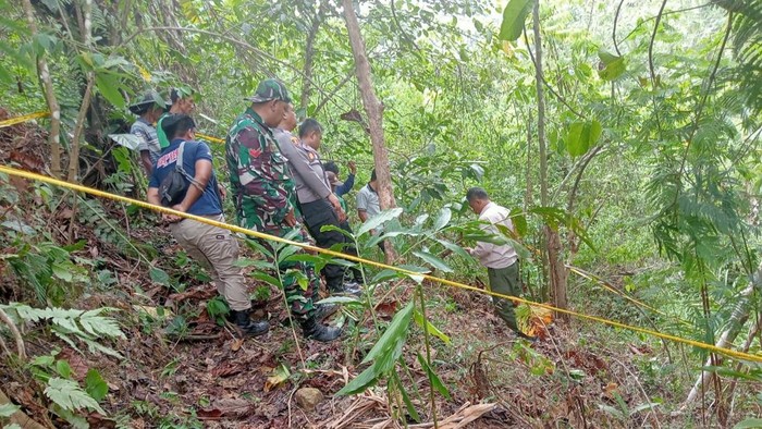Petugas saat melakukan identifikasi penemuan tengkorak manusia.