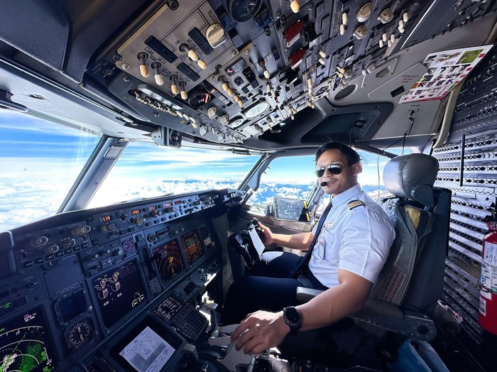 Gilang, seorang pilot yang suka mendaki gunung