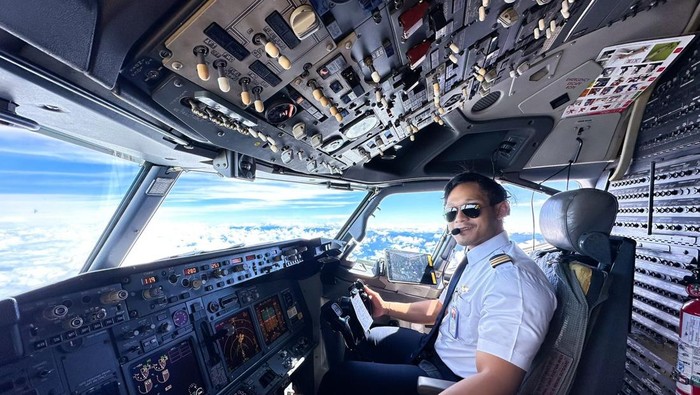 Gilang, seorang pilot yang suka mendaki gunung