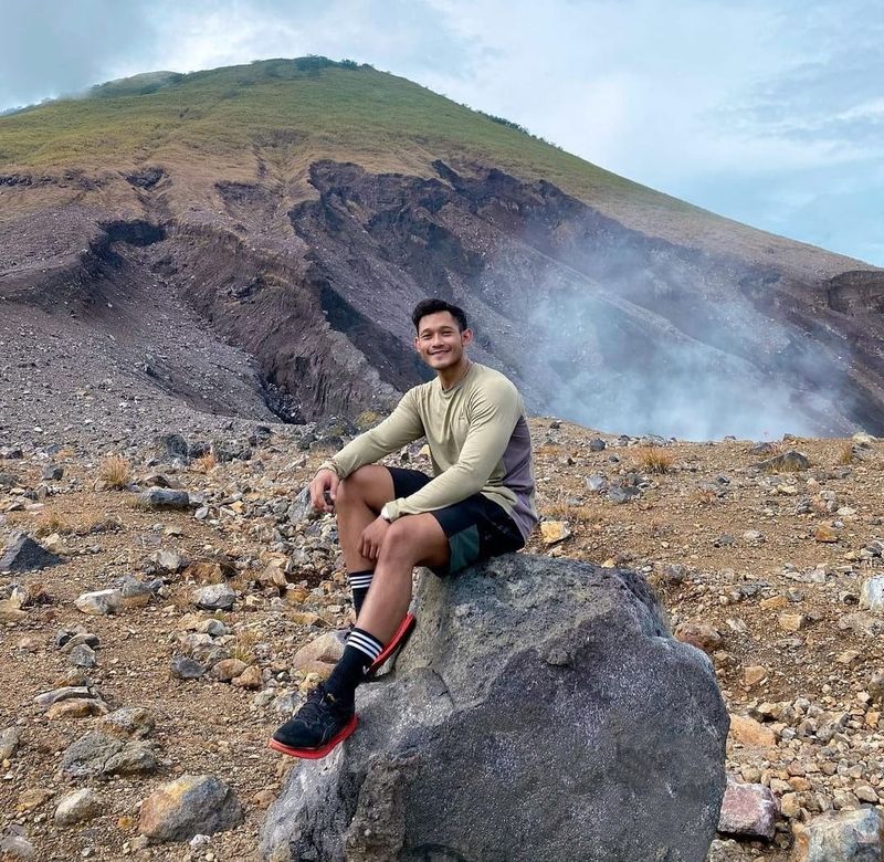 Gilang, seorang pilot yang suka mendaki gunung