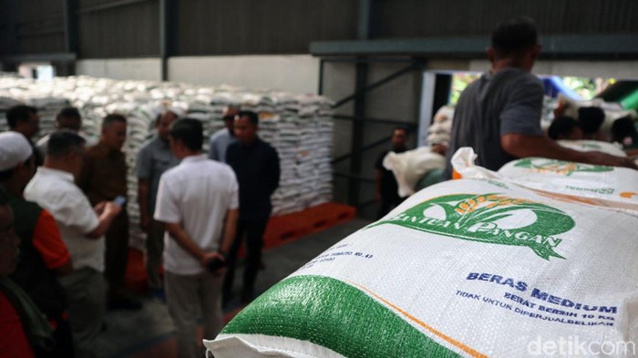 Pj Gubernur Jabar Bey Machmudin saat meninjau gudang beras Bulog di Kecamatan Gedebage, Kota Bandung