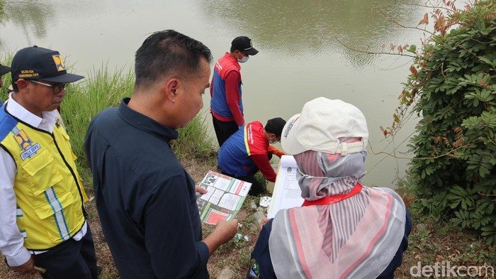 Pj Gubernur Jabar Bey Machmudin saat meninjau Sungai Cilamaya di Kabupaten Karawang.