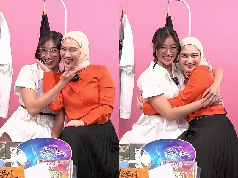 Pose kiyowo Shani dan Melody saat sesi Shopee Live Streaming Grand Launching JKT48 Official Store.
