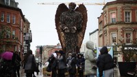 Patung Malaikat Pisau, juga dikenal sebagai Monumen Nasional Melawan Kekerasan dan Agresi terlihat di Bolton, Inggris, Senin (6/11/2023).  