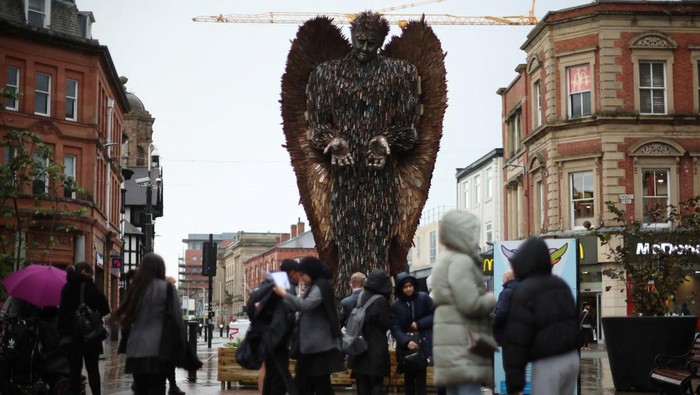 Potret 100 Ribu Pisau Sitaan Kriminal Diubah Jadi Patung 'Malaikat' The Knife Angel sculpture, also known as The National Monument Against Violence and Aggression, created by artist Alfie Bradley from over 100.000 knives obtained from knife amnesties and weapons seized by British police forces, is seen on display as part of a national tour in Bolton, Britain, November 6, 2023. REUTERS/Phil Noble TPX IMAGES OF THE DAY