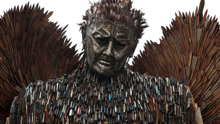 Potret 100 Ribu Pisau Sitaan Kriminal Diubah Jadi Patung 'Malaikat' The Knife Angel sculpture, also known as The National Monument Against Violence and Aggression, created by artist Alfie Bradley from over 100.000 knives obtained from knife amnesties and weapons seized by British police forces, is seen on display as part of a national tour in Bolton, Britain, November 6, 2023. REUTERS/Phil Noble TPX IMAGES OF THE DAY