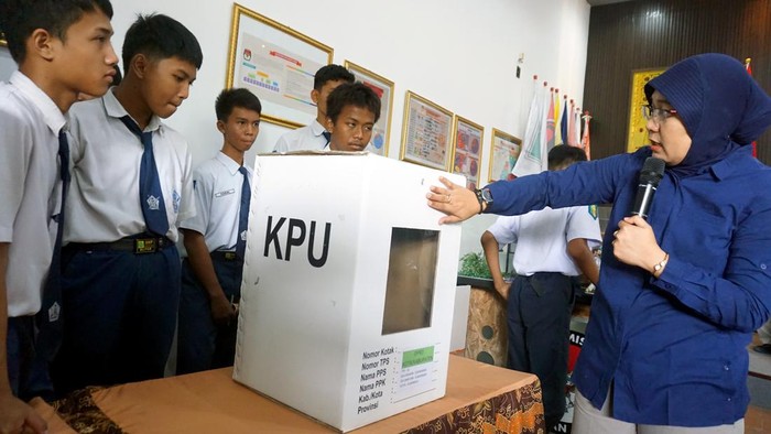 Potret Mengenalkan Pemilu Kepada Siswa Sekolah Komisioner KPU Kota Blitar Ninik Sholikah (Kanan) menjelaskan denah Tempat Pemungutan Suara (TPS) kepada sejumlah siswa SMP saat Pengenalan Pemilu sejak dini di Aula KPU Kota Blitar, Jawa Timur, Selasa (7/11/2023). Meski belum memenuhi syarat sebagai pemilih, pengenalan pemilu kepada pelajar SMP tersebut bertujuan untuk mensosialisasikan tentang sistem dan nilai-nilai demokrasi melalui pemilu yang bisa diterapkan di lingkungan sekolah dimulai dari pemilihan ketua kelas, hingga ketua OSIS. ANTARA FOTO/Irfan Anshori/aww.