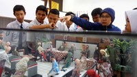 Komisioner KPU Kota Blitar Ninik Sholikah (Kanan) juga menjelaskan denah Tempat Pemungutan Suara (TPS).