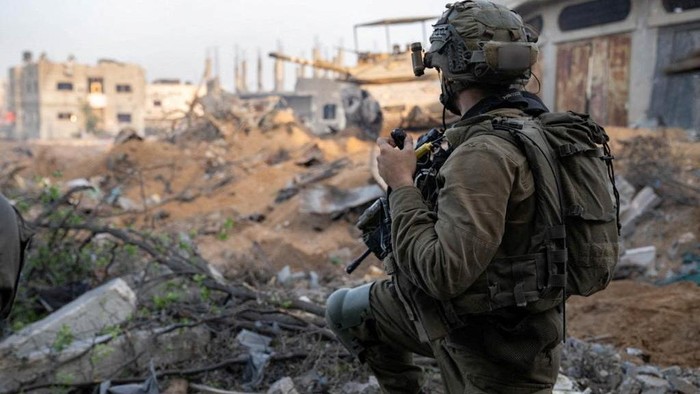 Israeli soldiers take part in ground operations, amid the ongoing conflict between Israel and the Palestinian Islamist group Hamas, at a location given as Gaza in this handout photo released November 7, 2023. Israeli Defence Forces/Handout via REUTERS    THIS IMAGE HAS BEEN SUPPLIED BY A THIRD PARTY