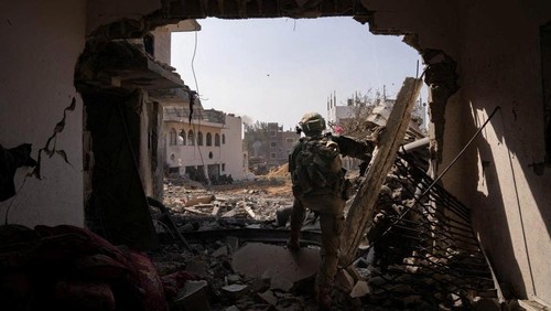 Israeli soldiers take part in ground operations, amid the ongoing conflict between Israel and the Palestinian Islamist group Hamas, at a location given as Gaza in this handout photo released November 7, 2023. Israeli Defence Forces/Handout via REUTERS    THIS IMAGE HAS BEEN SUPPLIED BY A THIRD PARTY