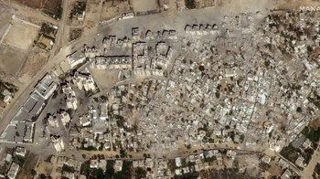 Foto setelah dibom 21 Oktober 2023, angkatan udara Israel mengumumkan bahwa Beit Hanoun telah diserang 120 kali, dan mengatakan bahwa daerah tersebut berfungsi sebagai pusat persembunyian pasukan Hamas. Hasil dari pengeboman besar-besaran ini terlihat jelas bagaimana seluruh lingkungan menjadi tanah kosong berwarna abu-abu. Foto: Maxar Technologies/Reuters