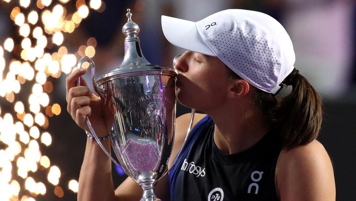 Potret Swiatek Menangi Final WTA, Kembali Jadi Petenis Nomor Satu Dunia Tennis - WTA Finals - Cancun, Mexico - November 6, 2023 Poland's Iga Swiatek celebrates with the trophy after winning her final match against Jessica Pegula of the U.S. REUTERS/Henry Romero