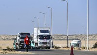 Petugas Bulan Sabit Merah (MER-C) bersiap mengangkut barang bantuan kemanusiaan yang akan diberikan untuk warga Palestina di kawasan Mesir, Senin (6/11/2023). 