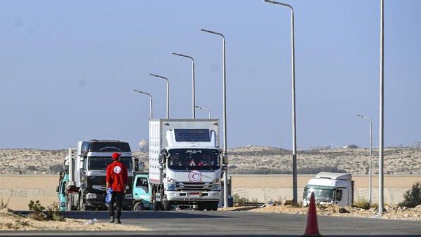 Potret Truk Pengangkut Bantuan Kemanusiaan Berangkat dari Mesir ke Gaza