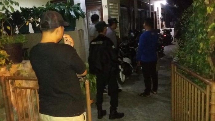 Petugas mengamankan pria mabuk rusak rumah warga. (Dok. Polresta Denpasar)