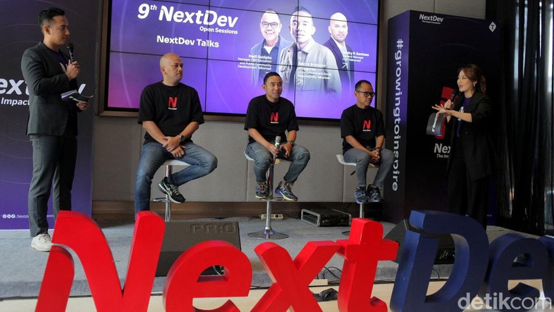 GM CSR Telkomsel Andry P. Santoso (kiri), VP Corporate Communications & Social Responsibility Telkomsel Saki H. Bramono (tengah), Mgr CSR Education and Public Community Development Telkomsel Hadi Sucipto (kanan) saat memberikan keterangan kepada wartawan saat acara Program Impact Incubator di Jakarta, Selasa (7/11/2023). Telkomsel menggelar NextDev ke Sembilan untuk meningkatkan dukungan pertumbuhan Bisnis Startup Digital. Program Impact Incubator ini bertajuk #GrowingToInspire dengan semangat kolaborasi mulai dari Talent Scouting, Academy, hingga Summit.