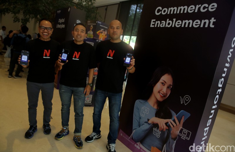 GM CSR Telkomsel Andry P. Santoso (kiri), VP Corporate Communications & Social Responsibility Telkomsel Saki H. Bramono (tengah), Mgr CSR Education and Public Community Development Telkomsel Hadi Sucipto (kanan) saat memberikan keterangan kepada wartawan saat acara Program Impact Incubator di Jakarta, Selasa (7/11/2023). Telkomsel menggelar NextDev ke Sembilan untuk meningkatkan dukungan pertumbuhan Bisnis Startup Digital. Program Impact Incubator ini bertajuk #GrowingToInspire dengan semangat kolaborasi mulai dari Talent Scouting, Academy, hingga Summit.