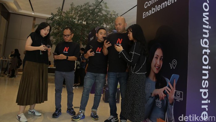 GM CSR Telkomsel Andry P. Santoso (kiri), VP Corporate Communications & Social Responsibility Telkomsel Saki H. Bramono (tengah), Mgr CSR Education and Public Community Development Telkomsel Hadi Sucipto (kanan) saat memberikan keterangan kepada wartawan saat acara Program Impact Incubator di Jakarta, Selasa (7/11/2023). Telkomsel menggelar NextDev ke Sembilan untuk meningkatkan dukungan pertumbuhan Bisnis Startup Digital. Program Impact Incubator ini bertajuk #GrowingToInspire dengan semangat kolaborasi mulai dari Talent Scouting, Academy, hingga Summit.