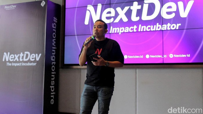 GM CSR Telkomsel Andry P. Santoso (kiri), VP Corporate Communications & Social Responsibility Telkomsel Saki H. Bramono (tengah), Mgr CSR Education and Public Community Development Telkomsel Hadi Sucipto (kanan) saat memberikan keterangan kepada wartawan saat acara Program Impact Incubator di Jakarta, Selasa (7/11/2023). Telkomsel menggelar NextDev ke Sembilan untuk meningkatkan dukungan pertumbuhan Bisnis Startup Digital. Program Impact Incubator ini bertajuk #GrowingToInspire dengan semangat kolaborasi mulai dari Talent Scouting, Academy, hingga Summit.
