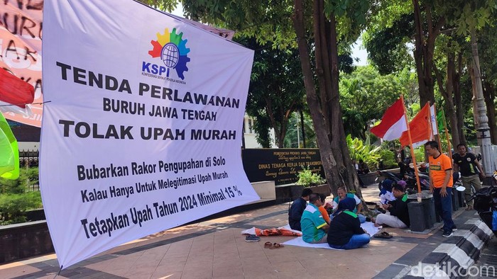 Protes tak dilibatkan dalam rapat soal upah, buruh dari KSPI bertahan di depan Kantor Disnakertrans Jateng, Semarang, Selasa (7/11/2023).