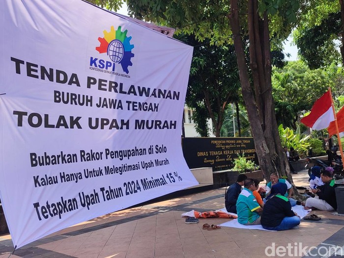 Protes tak dilibatkan dalam rapat soal upah, buruh dari KSPI bertahan di depan Kantor Disnakertrans Jateng, Semarang, Selasa (7/11/2023).