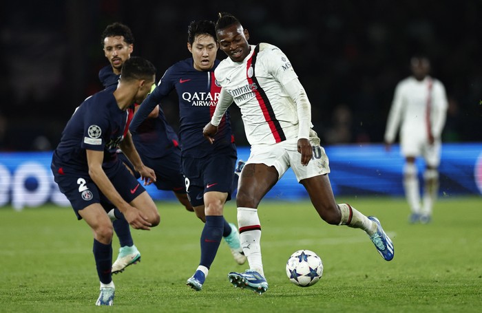 Soccer Football - Champions League - Group F - Paris St Germain v AC Milan - Parc des Princes, Paris, France - October 25, 2023 AC Milans Rafael Leao in action with Paris St Germains Lee Kang-in and Achraf Hakimi REUTERS/Gonzalo Fuentes