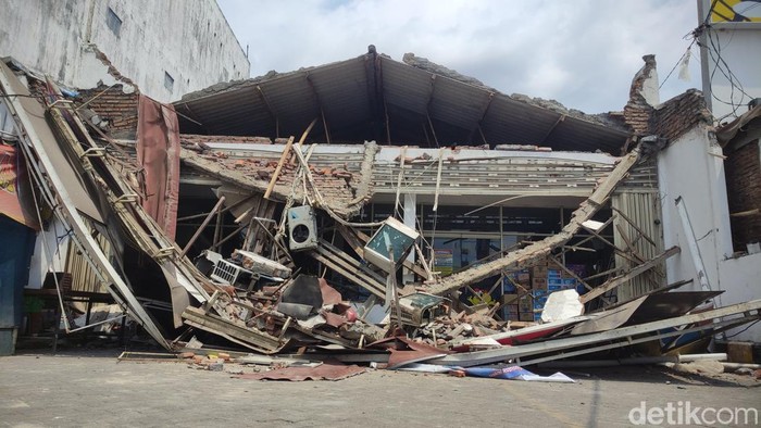 Puing-puing sisa atap Indomaret yang ambruk di Malang