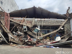 Petaka Ambruknya Atap Indomaret Lukai Dua Pekerja AC