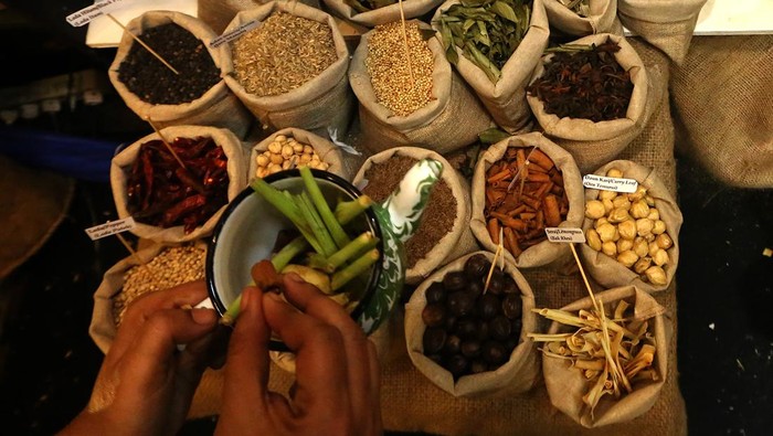 Ragam Rempah Nusantara Dipamerkan di Aceh Petugas stan Kabupaten Aceh Selatan memamerkan aneka macam jenis rempah pada Pameran Ekonomi dan Expo Jalur Rempah Nusantara di arena Pekan Kebudayaan Aceh (PKA) ke-8, Banda Aceh, Aceh, Senin (6/11/2023). Pameran yang memperlihatkan aneka macam jenis rempah itu menjadi fasilitas penawaran khusus hasil bumi dari 23 kabupaten/kota di Provinsi Aceh.