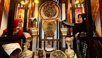 Peserta menunjukkan berbagai jenis rempah di Pameran Ekonomi dan Expo Jalur Rempah Nusantara, Senin (6/11/2023).  