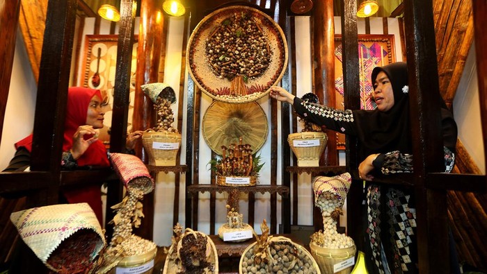 Ragam Rempah Nusantara Dipamerkan di Aceh Petugas stan Kabupaten Aceh Selatan memperlihatkan berbagai jenis rempah pada Pameran Ekonomi dan Expo Jalur Rempah Nusantara di arena Pekan Kebudayaan Aceh (PKA) ke-8, Banda Aceh, Aceh, Senin (6/11/2023). Pameran yang menampilkan berbagai jenis rempah itu menjadi sarana promosi hasil bumi dari 23 kabupaten/kota di Provinsi Aceh.