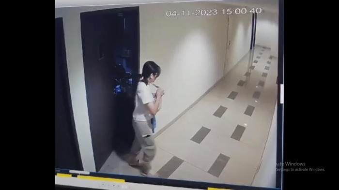 Rekaman CCTV saat mahasiswi FKH Unair keluar dari apartemen sebelum ditemukan tewas dalam mobil