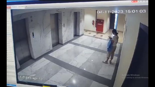 Rekaman CCTV saat mahasiswi FKH Unair keluar dari apartemen sebelum ditemukan tewas dalam mobil
