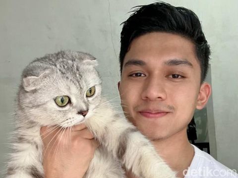 Rido Apriando dengan kucing ras Scottish fold