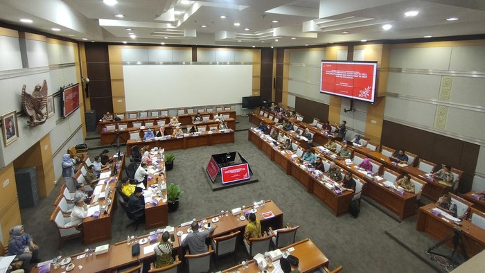 Risma rapat di Komisi VIII DPR