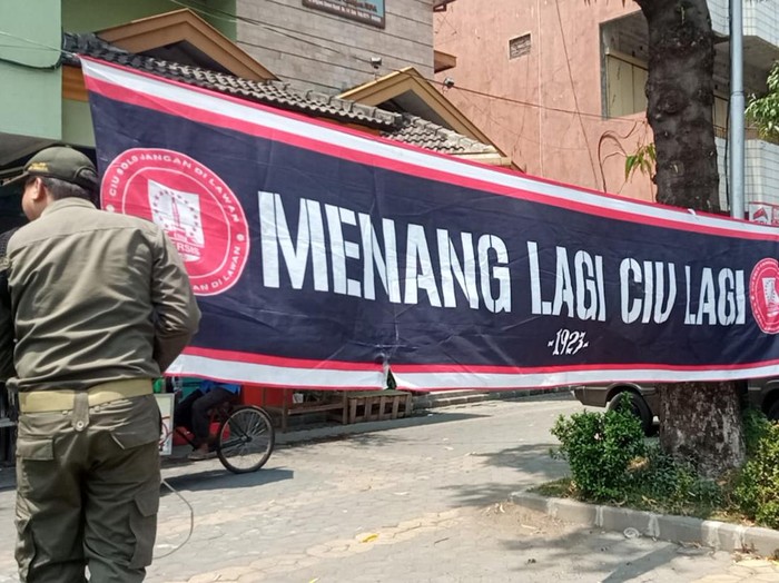Satpol PP mencopot spanduk bernada provokatif di Jalan Slamet Riyadi Kota Solo jelang perayaan 1 abad Persis, Selasa (7/11/2023).