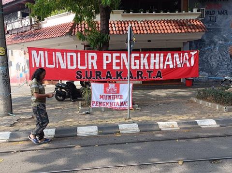 Satpol PP mencopot spanduk bernada provokatif di Jalan Slamet Riyadi Kota Solo jelang perayaan 1 abad Persis, Selasa (7/11/2023).