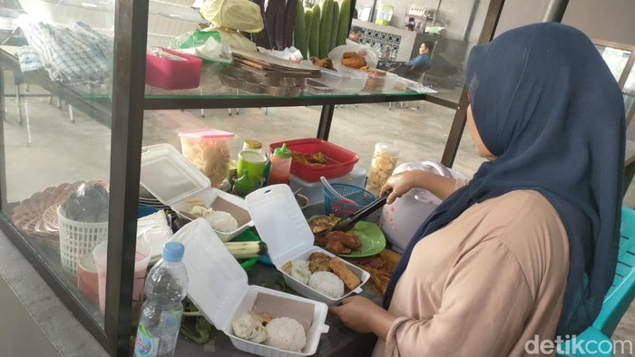 Seorang pedagang ayam penyet di Medan (Kartika Sari/detikSumut)